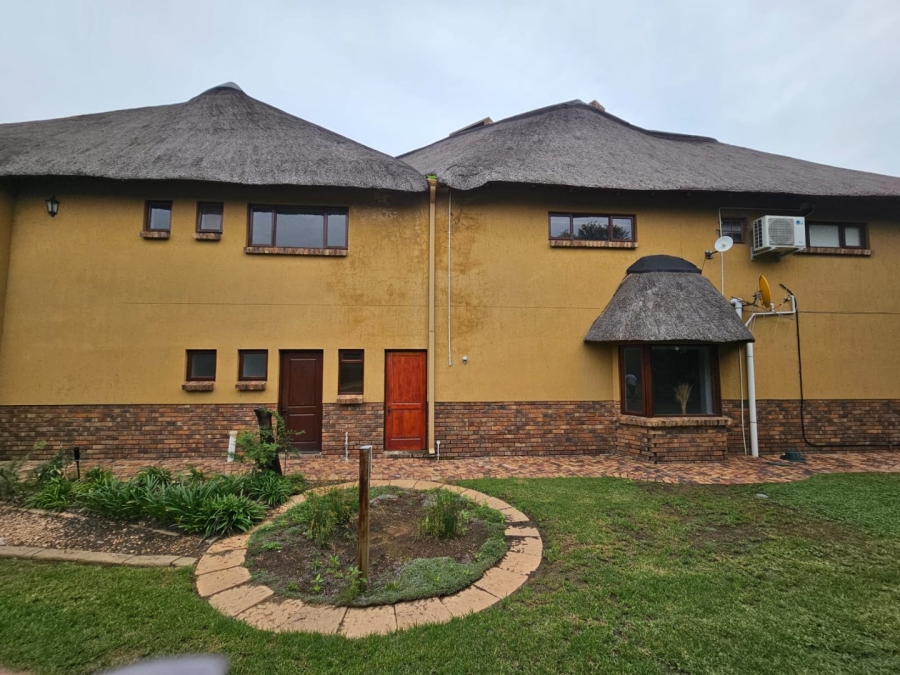 5 Bedroom Property for Sale in Boschenvaal River Front Lodges Free State